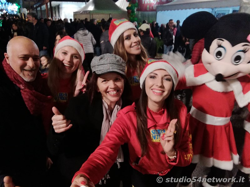 rande successo a Catanzaro su Corso Mazzini, per lo start delle feste natalizie, con il presepe di sabbia e il 54ChristmasTour,