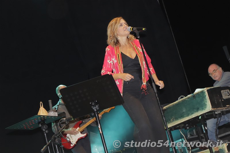 Grande successo per l'attesa Irene Grandi, in concerto a Rende su Via Rossini, per il Settembre Rendese 2021. In diretta solo su Studio54network!