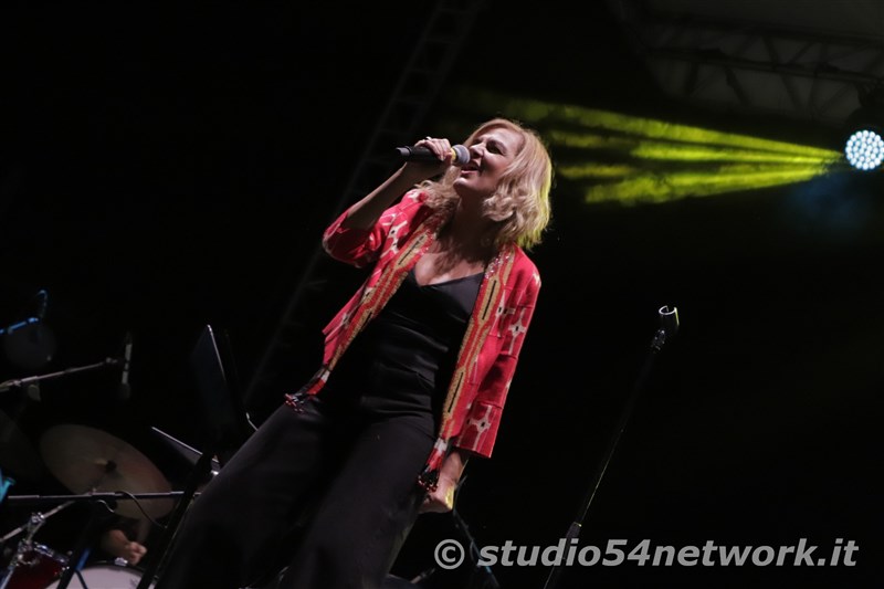 Grande successo per l'attesa Irene Grandi, in concerto a Rende su Via Rossini, per il Settembre Rendese 2021. In diretta solo su Studio54network!