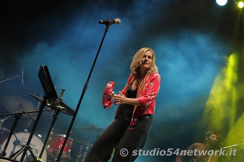 Grande successo per l'attesa Irene Grandi, in concerto a Rende su Via Rossini, per il Settembre Rendese 2021. In diretta solo su Studio54network!