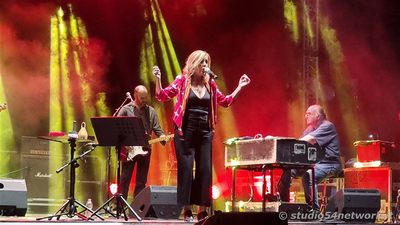 Grande successo per l'attesa Irene Grandi, in concerto a Rende su Via Rossini, per il Settembre Rendese 2021. In diretta solo su Studio54network!