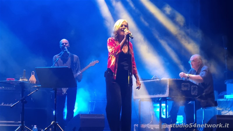 Grande successo per l'attesa Irene Grandi, in concerto a Rende su Via Rossini, per il Settembre Rendese 2021. In diretta solo su Studio54network!