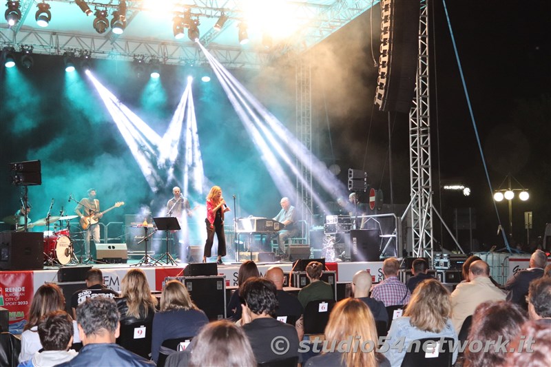 Grande successo per l'attesa Irene Grandi, in concerto a Rende su Via Rossini, per il Settembre Rendese 2021. In diretta solo su Studio54network!