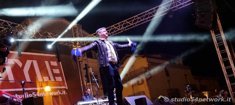 Soldout per il 54FreeStyle, nel Centro storico di Corigliano, per la Festa di San Francesco di Paola. Sul plalco Morgan, Dj Jad