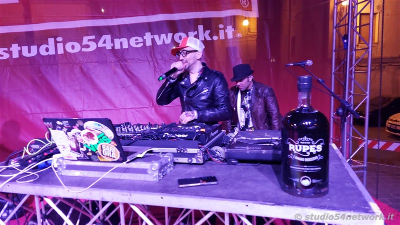 Soldout per il 54FreeStyle, nel Centro storico di Corigliano, per la Festa di San Francesco di Paola. Sul plalco Morgan, Dj Jad