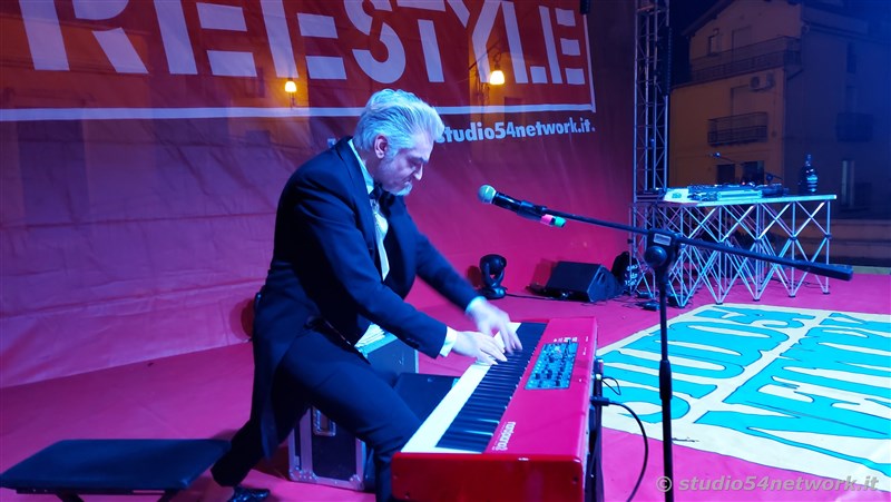 Soldout per il 54FreeStyle, nel Centro storico di Corigliano, per la Festa di San Francesco di Paola. Sul plalco Morgan, Dj Jad
