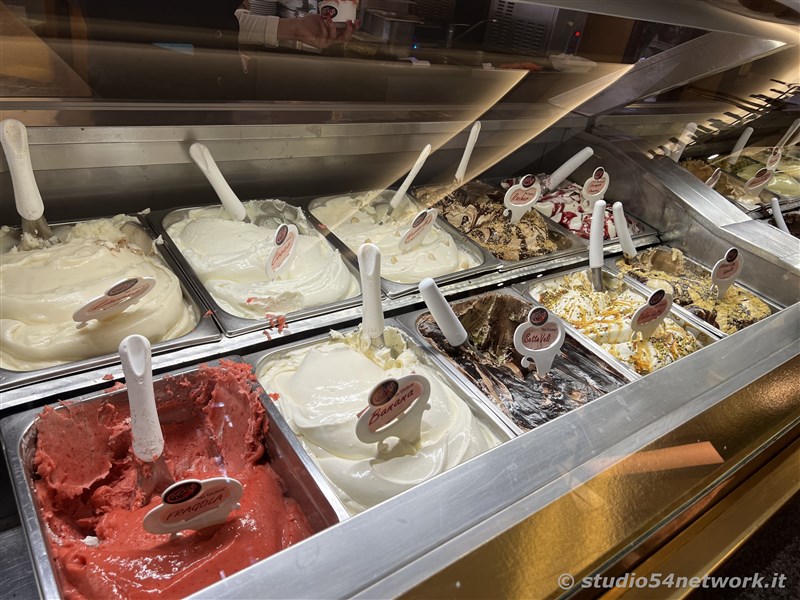 E' grande festa a Marina di Gioiosa, con la festa del gelato per il Gelato della Liberazione.