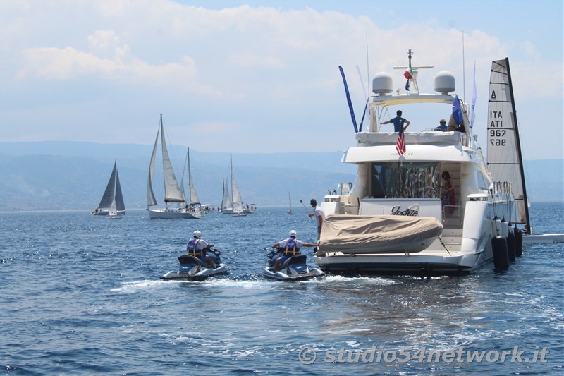 Un appuntamento unico, suggestivo ed esclusivo, per un intero weekend, sullo Stretto di Messina. E' Vele dello Stretto 2002