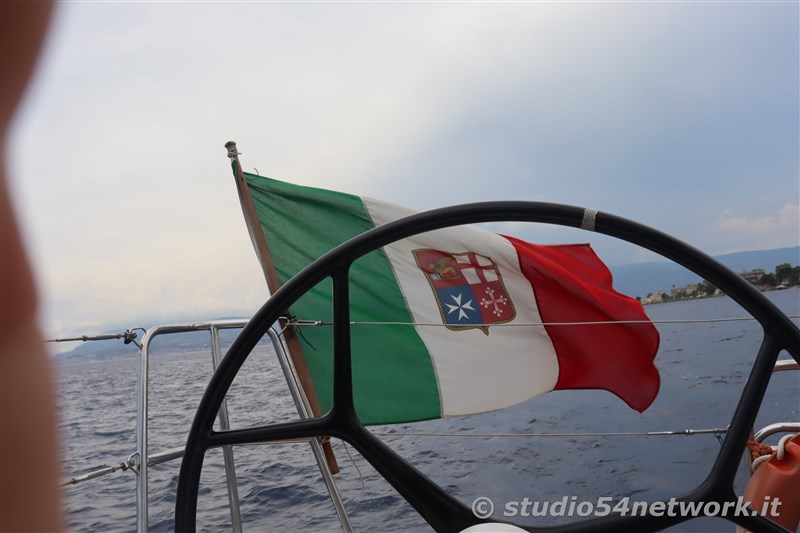 Un appuntamento unico, suggestivo ed esclusivo, per un intero weekend, sullo Stretto di Messina. E' Vele dello Stretto 2002