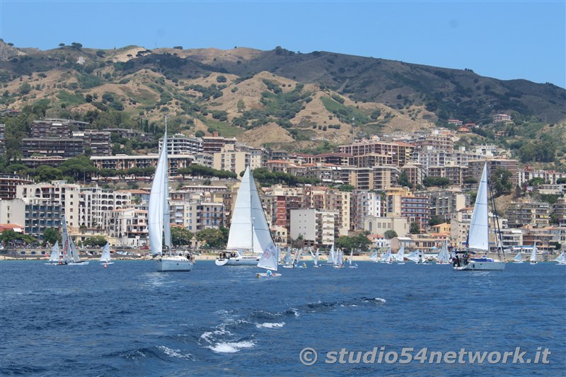 Un appuntamento unico, suggestivo ed esclusivo, per un intero weekend, sullo Stretto di Messina. E' Vele dello Stretto 2002