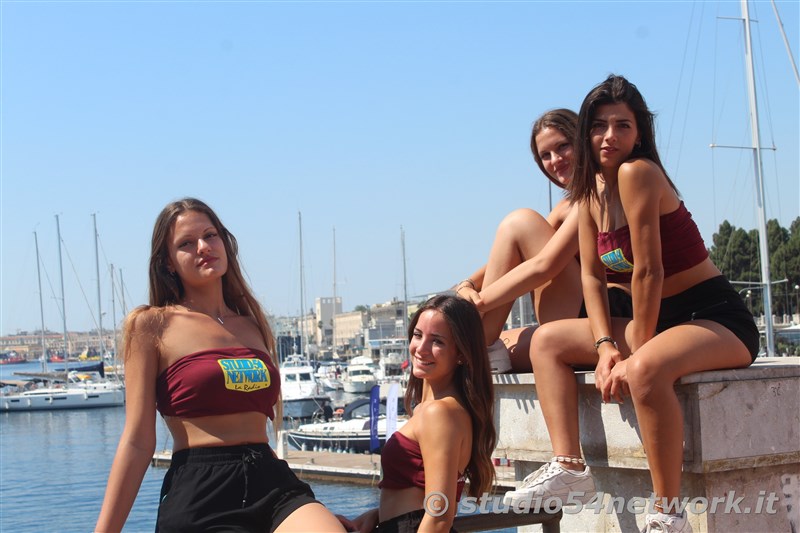 Un appuntamento unico, suggestivo ed esclusivo, per un intero weekend, sullo Stretto di Messina. E' Vele dello Stretto 2002
