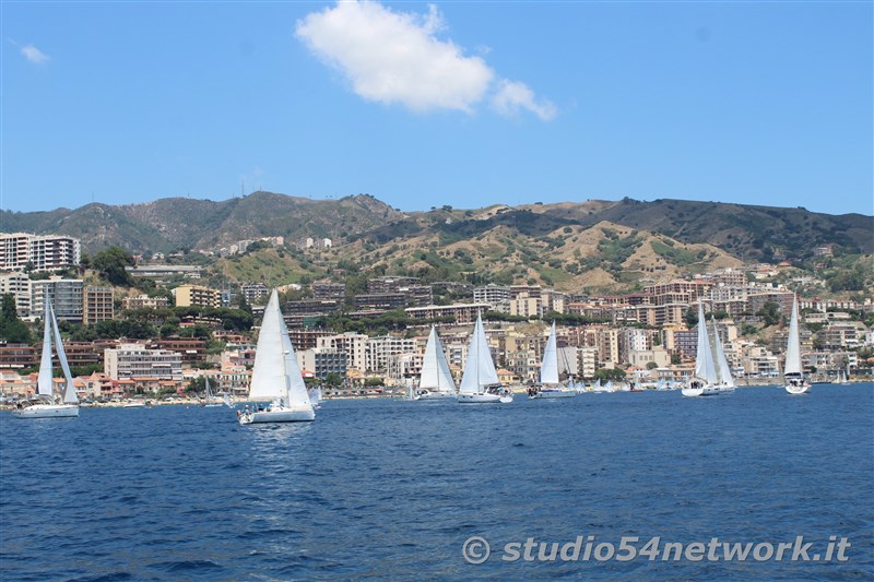 Un appuntamento unico, suggestivo ed esclusivo, per un intero weekend, sullo Stretto di Messina. E' Vele dello Stretto 2002