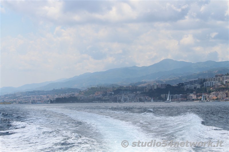 Un appuntamento unico, suggestivo ed esclusivo, per un intero weekend, sullo Stretto di Messina. E' Vele dello Stretto 2002