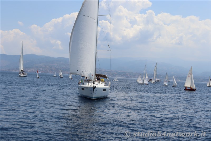 Un appuntamento unico, suggestivo ed esclusivo, per un intero weekend, sullo Stretto di Messina. E' Vele dello Stretto 2002