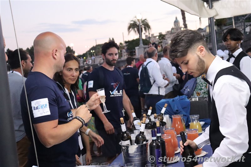 Un appuntamento unico, suggestivo ed esclusivo, per un intero weekend, sullo Stretto di Messina. E' Vele dello Stretto 2002