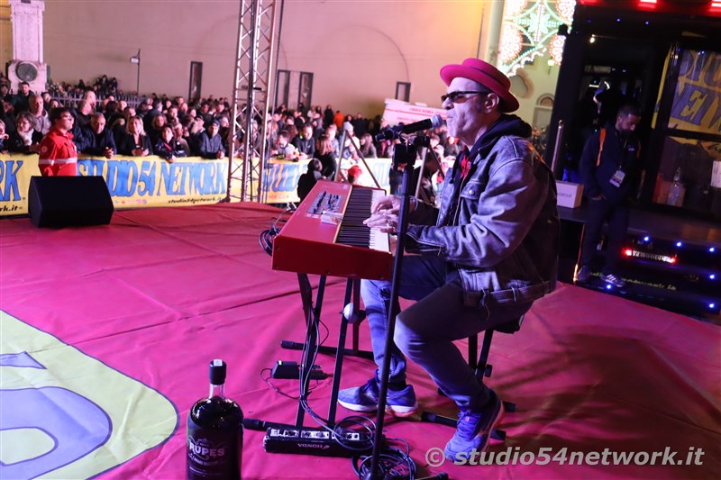 Soldout per il 54FreeStyle, nel Centro storico di Corigliano, per la Festa di San Francesco di Paola. Sul plalco Morgan, Dj Jad