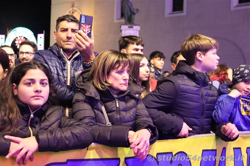 Soldout per il 54FreeStyle, nel Centro storico di Corigliano, per la Festa di San Francesco di Paola. Sul plalco Morgan, Dj Jad
