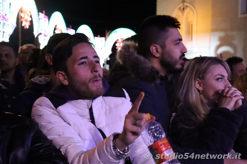 Soldout per il 54FreeStyle, nel Centro storico di Corigliano, per la Festa di San Francesco di Paola. Sul plalco Morgan, Dj Jad