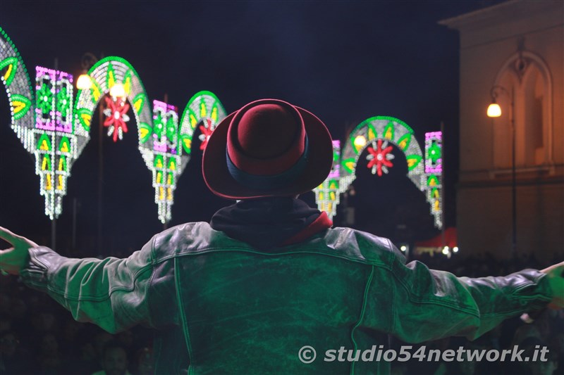 Soldout per il 54FreeStyle, nel Centro storico di Corigliano, per la Festa di San Francesco di Paola. Sul plalco Morgan, Dj Jad