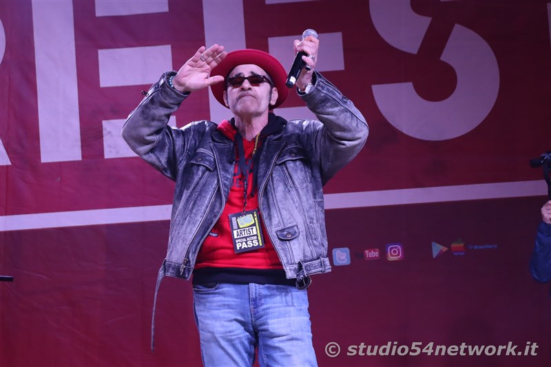 Soldout per il 54FreeStyle, nel Centro storico di Corigliano, per la Festa di San Francesco di Paola. Sul plalco Morgan, Dj Jad