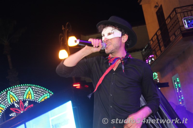 Soldout per il 54FreeStyle, nel Centro storico di Corigliano, per la Festa di San Francesco di Paola. Sul plalco Morgan, Dj Jad