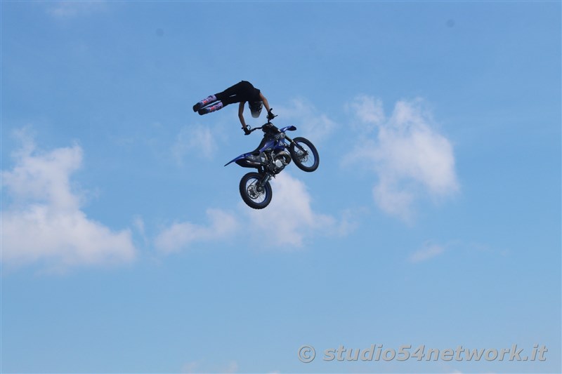 Un salto oltre le Barriere, l'evento Memorial con terapia in moto a persone disabili, spettacoli motocross e freestyle. In Radiovisoone su Studio54network!