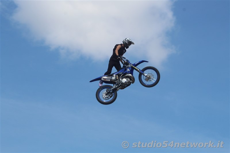 Un salto oltre le Barriere, l'evento Memorial con terapia in moto a persone disabili, spettacoli motocross e freestyle. In Radiovisoone su Studio54network!
