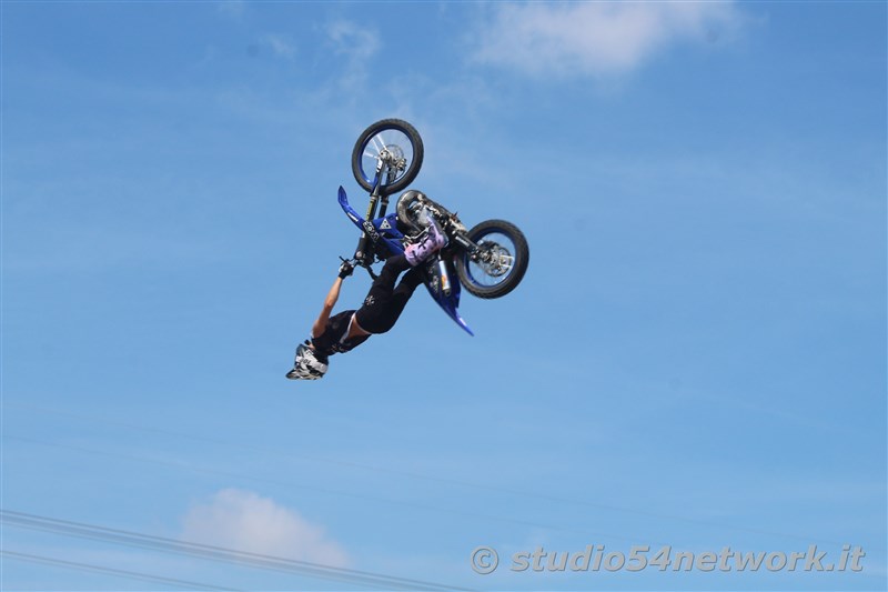 Un salto oltre le Barriere, l'evento Memorial con terapia in moto a persone disabili, spettacoli motocross e freestyle. In Radiovisoone su Studio54network!