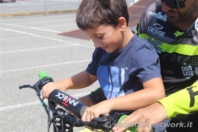 Un salto oltre le Barriere, l'evento Memorial con terapia in moto a persone disabili, spettacoli motocross e freestyle. In Radiovisoone su Studio54network!