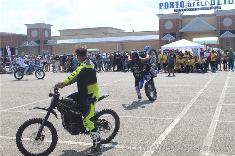 Un salto oltre le Barriere, l'evento Memorial con terapia in moto a persone disabili, spettacoli motocross e freestyle. In Radiovisoone su Studio54network!