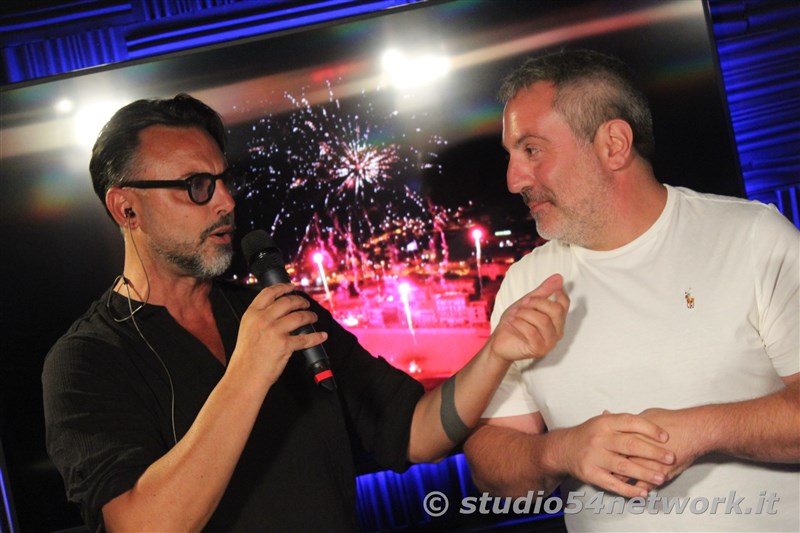 E' una grande festa il 54DjSet, a Torre Melissa, nell'ombelico della citt�. Musica, ritmo, gadgets, grande divertimento, tutti in un grande evento con Studio54network!